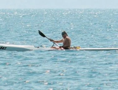 Γιώργος Παπανδρέου: Περιπέτεια με το κανό - Έπεσε σε μπουρίνι με μεγάλα κύματα (φωτο)